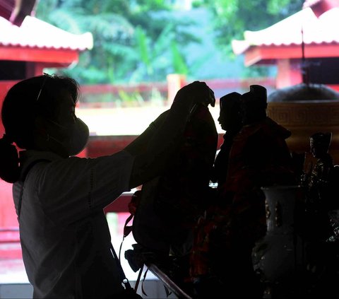 FOTO: Mengintip Ritual Memandikan Patung Dewa di Wihara Bahtera Bhakti Ancol