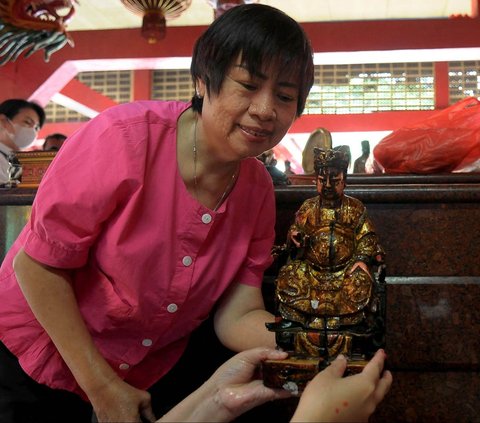 FOTO: Mengintip Ritual Memandikan Patung Dewa di Wihara Bahtera Bhakti Ancol