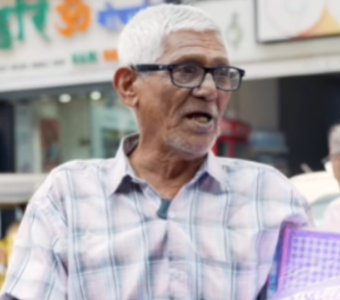 Kisah Kakek 74 Tahun Penjual Saputangan di Stasiun Bikin Dunia Maya Terharu