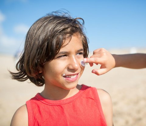 Guide to Choosing and Using Sunscreen for Children