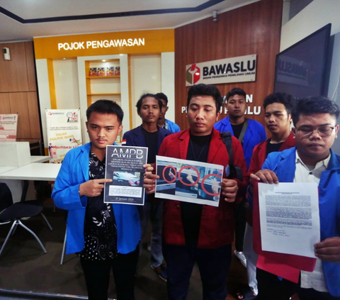 Aliansi Mahasiswa Provinsi Banten menyerahkan laporan pengaduan atas dugaan pelanggaran pidana yang dilakukan Presiden Jokowi yang menunjukan 