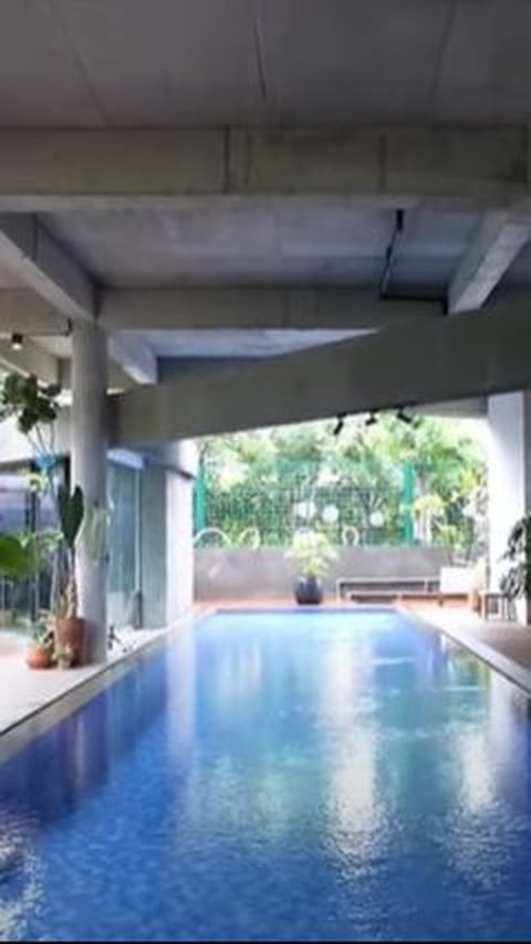 The swimming pool open space becomes one of the highlights at Tompi's house.