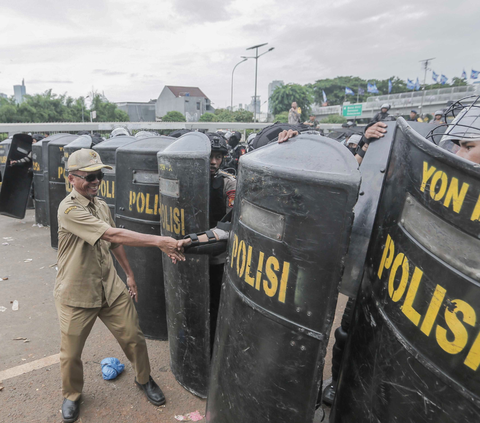 Sejumlah perangkat desa yang tergabung dalam Asosiasi Pemerintah Desa Seluruh Indonesia (Apdesi) menggelar aksi unjuk rasa di depan Gedung DPR/MPR, Jakarta, Rabu (31/1/2024).<br>(Foto Liputan6.com / Angga Yuniar)<br>