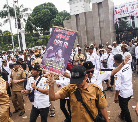 FOTO: Aksi Demo Apdesi Tuntut UU Desa Disahkan Sempat Ricuh, Water Canon Siram Massa yang Coba Robohkan Pagar DPR