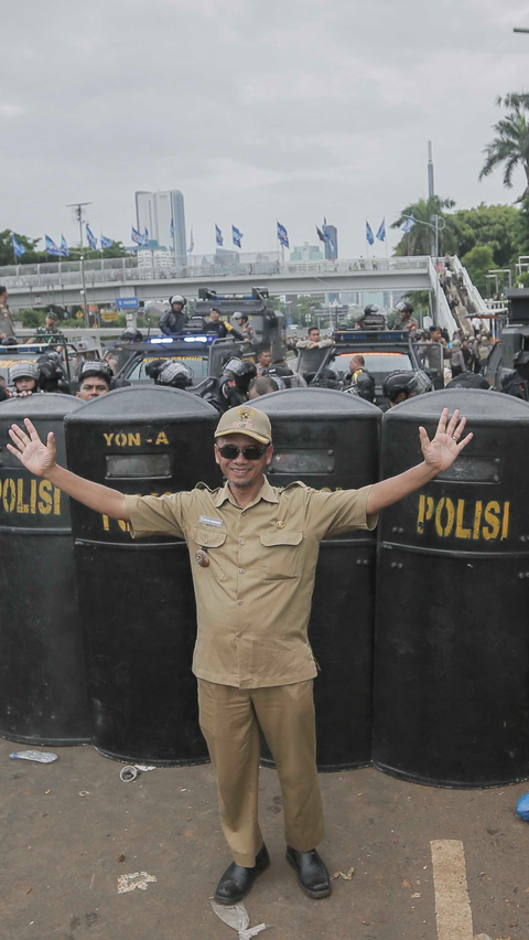 Aksi demo ini sempat membuat arus lalu lintas di Jalan Gatot Soebroto menuju arah Senayan-Slipi ditutup dan tidak bisa dilewati kendaraan.<br>(Foto Liputan6.com / Angga Yuniar)<br>