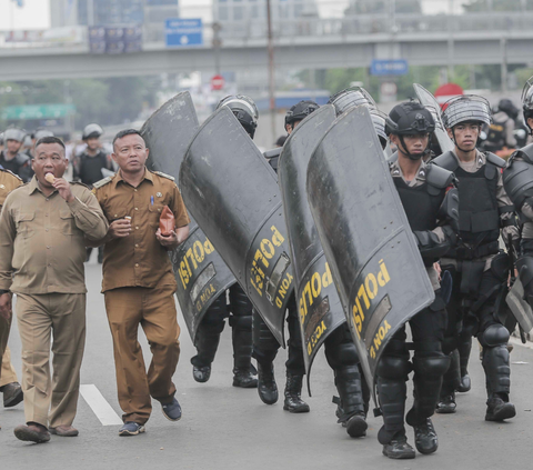 FOTO: Aksi Demo Apdesi Tuntut UU Desa Disahkan Sempat Ricuh, Water Canon Siram Massa yang Coba Robohkan Pagar DPR