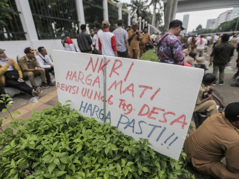 FOTO: Aksi Demo Apdesi Tuntut UU Desa Disahkan Sempat Ricuh, Water Canon Siram Massa yang Coba Robohkan Pagar DPR