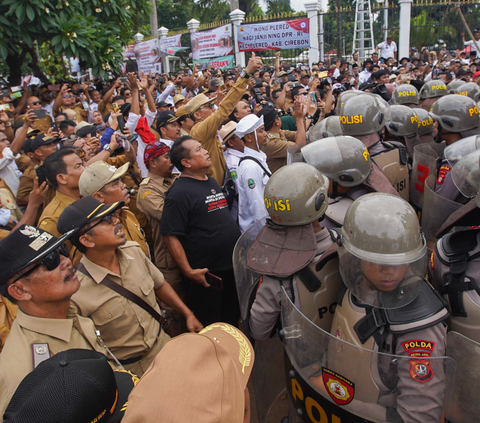 FOTO: Aksi Demo Apdesi Tuntut UU Desa Disahkan Sempat Ricuh, Water Canon Siram Massa yang Coba Robohkan Pagar DPR