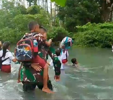 Kisah Heroik Anggota TNI Bantu Siswa SD Seberangi Sungai Menuju Sekolah di Halmahera Barat