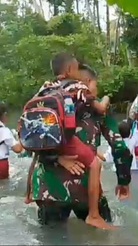 Kisah Heroik Anggota TNI Bantu Siswa SD Seberangi Sungai Menuju Sekolah di Halmahera Barat