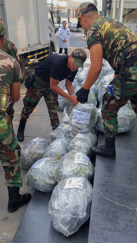 Menurut keterangan kepolisian setempat obat-obatan terlarang itu disembunyikan di dalam muatan ubin kayu, kata polisi anti-narkoba pada hari Selasa (30/1/2024).<br>(Foto CARLOS MANDUJANO / AFP) <br>