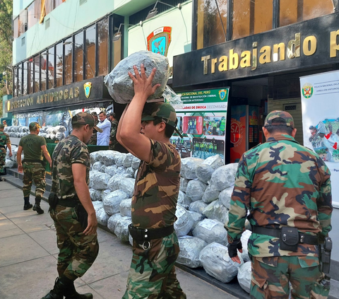 Pemerintah Peru telah berhasil melakukan penyitaan 7,2 ton kokain yang diselundupkan di dalam kiriman lantai kayu.<br>(Foto CARLOS MANDUJANO / AFP) <br>