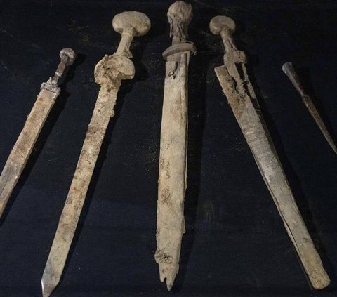 Discovery of Ancient Weapons 1,900 Years Ago Confuses Scientists, Why?