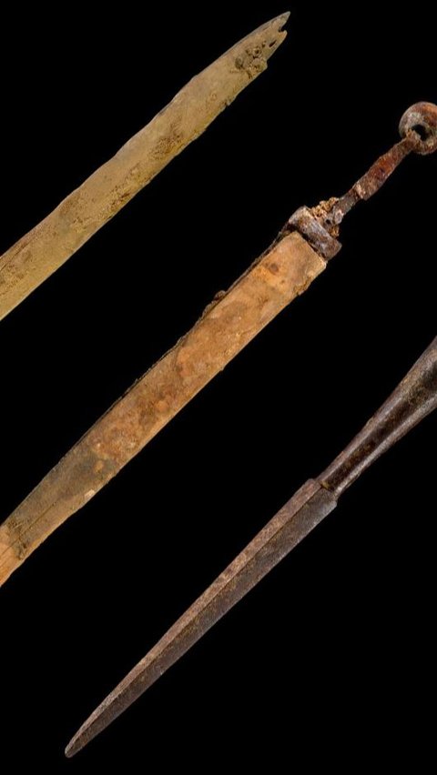 Discovery of Ancient Weapons Dating Back 1,900 Years Confuses Scientists, Why?