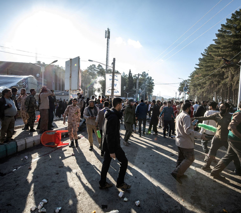 FOTO: Suasana Kepanikan Dekat Makam Jenderal Iran Qasem Soleimani Setelah 2 Bom Meledak dan Tewaskan 50 Orang