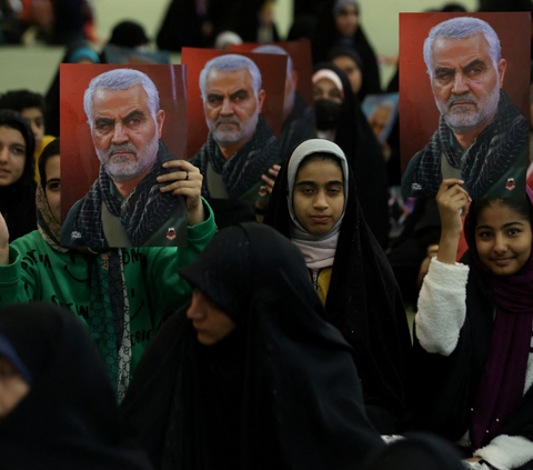 FOTO: Suasana Kepanikan Dekat Makam Jenderal Iran Qasem Soleimani Setelah 2 Bom Meledak dan Tewaskan 50 Orang