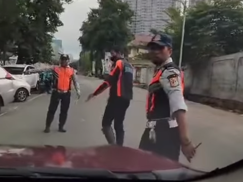 Viral Dishub Officer Carried on Car Hood Like an Action Movie Scene, Tom Cruise Nervously Watching His Action
