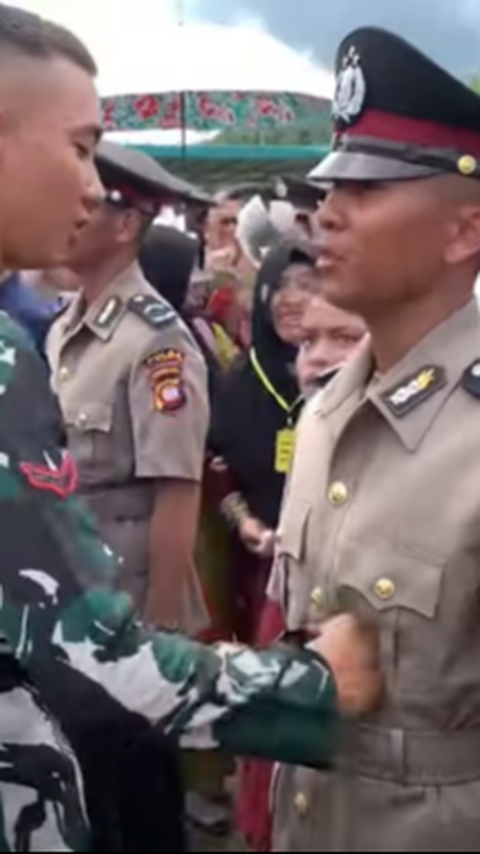 Tangis dan Haru, Momen Anggota TNI Tinju Perut Sang Adik Polisi Usai Pelantikan di SPN Polda Kalbar Singkawang<br>