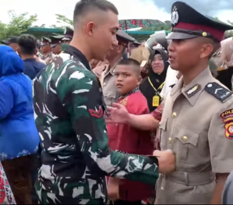 Tangis dan Haru, Momen Anggota TNI Tinju Perut Sang Adik Polisi Usai Pelantikan di SPN Polda Kalbar Singkawang