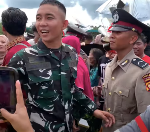 Tangis dan Haru, Momen Anggota TNI Tinju Perut Sang Adik Polisi Usai Pelantikan di SPN Polda Kalbar Singkawang