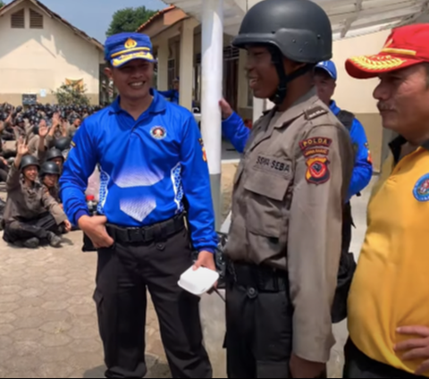 ⁠Demi Mendapatkan Satu Roti, Siswa Seba Polri Ini Gementaran Bacakan Janji Siswa