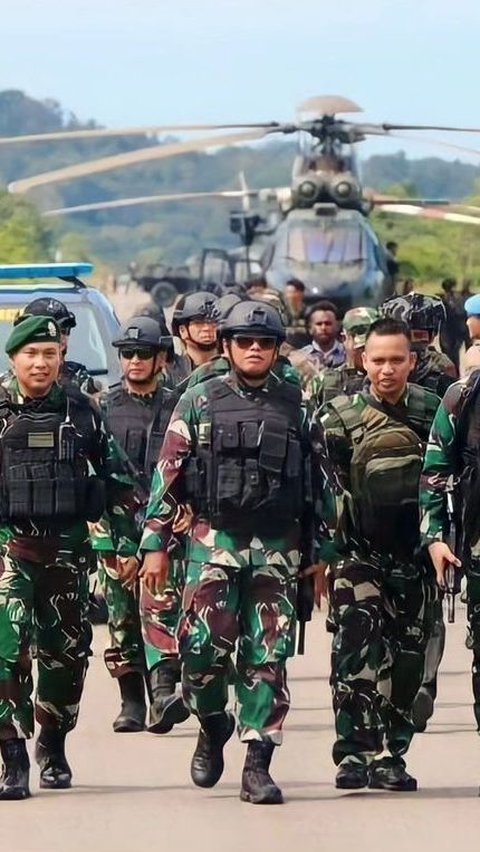 ⁠Pakai Rompi Anti-Peluru, Letjen TNI Saleh Sampai Tembus Hutan Sapa Pasukan Pandawa Kostrad<br>