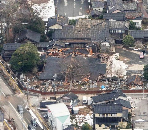 FOTO: Porak-poranda Pesisir Kota Suzu Diterjang Tsunami Akibat Gempa Dahsyat Jepang