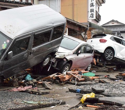 FOTO: Porak-poranda Pesisir Kota Suzu Diterjang Tsunami Akibat Gempa Dahsyat Jepang