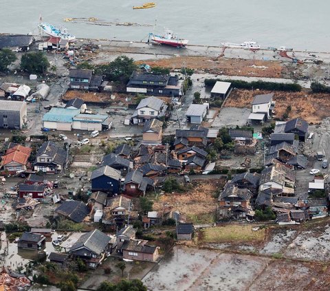 FOTO: Porak-poranda Pesisir Kota Suzu Diterjang Tsunami Akibat Gempa Dahsyat Jepang