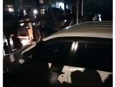 Viral Dani & Wisnu 'Ngumpet' di Dalam Mobil Dikepung Warga Usai Ancam Sopir Pakai Senjata, Netizen: Kasih Jera Itu Begal