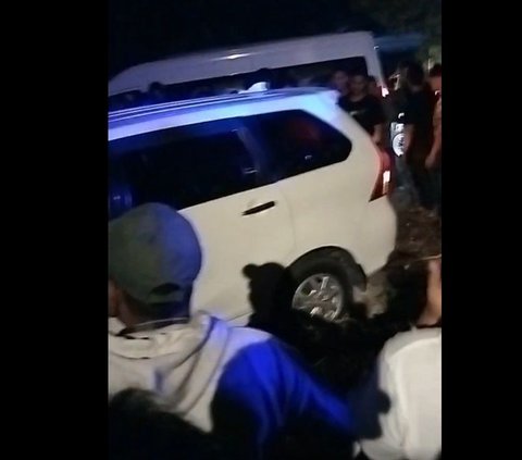 Viral Dani & Wisnu 'Ngumpet' di Dalam Mobil Dikepung Warga Usai Ancam Sopir Pakai Senjata, Netizen: Kasih Jera Itu Begal