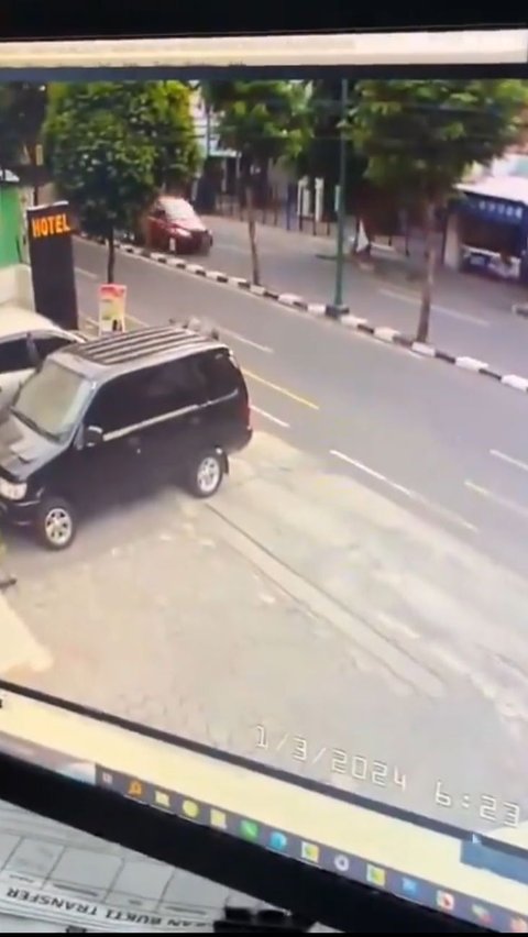 Viral Lansia Jatuh di Pinggir Jalanan Jogja hingga Ditabrak Motor, Sikap Pengendara Lain Jadi Sorotan