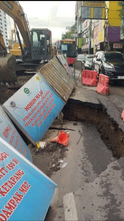 Viral Jalan Amblas di Olimo Jakarta Barat, Ini Pengalihan Tiga Rute TransJakarta