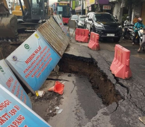 Viral Jalan Amblas di Olimo Jakarta Barat, Ini Pengalihan Tiga Rute TransJakarta