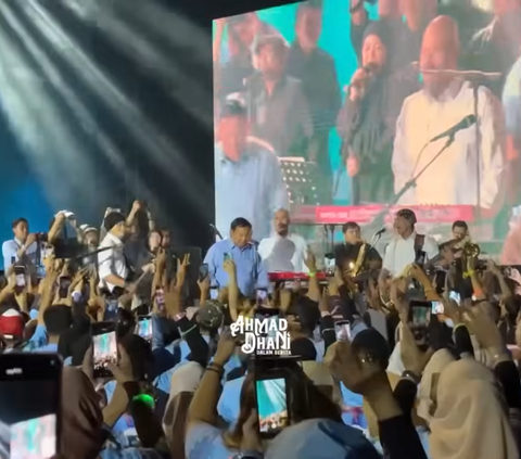 Prabowo's Sensational Act of Taking Off His Shirt on Stage During Dewa 19 Concert, Immediately Throws Shirt to Audience