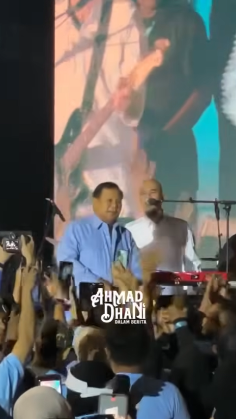 Prabowo's Sensational Act of Taking Off His Shirt on Stage During Dewa 19 Concert, Immediately Throws Shirt to Audience