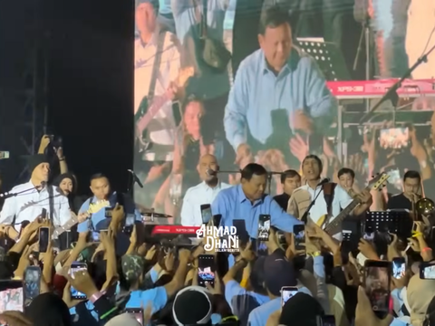 Prabowo's Sensational Act of Taking Off His Shirt on Stage During Dewa 19 Concert, Immediately Throws Shirt to Audience
