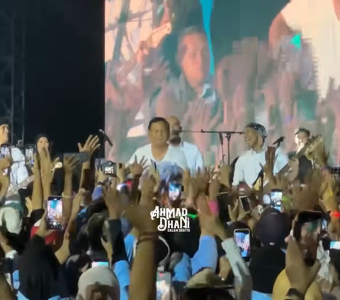 Prabowo's Sensational Act of Taking Off His Shirt on Stage During Dewa 19 Concert, Immediately Throws Shirt to Audience