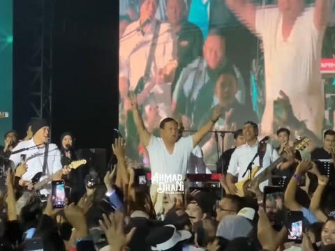 Prabowo Causes a Stir by Taking Off His Shirt on Stage During Dewa 19 Concert, Immediately Throws His Shirt to the Audience