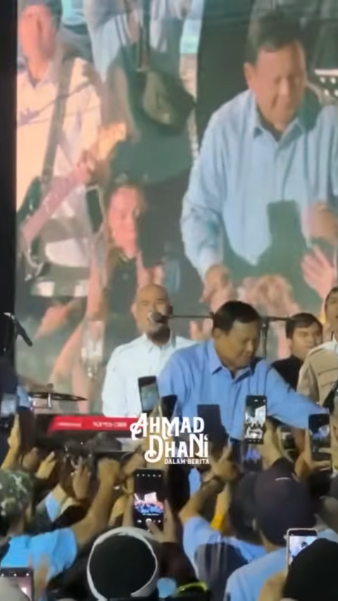 Heboh Prabowo Buka Baju di Atas Panggung Saat Konser Dewa 19, Langsung Lempar Kemeja ke Penonton