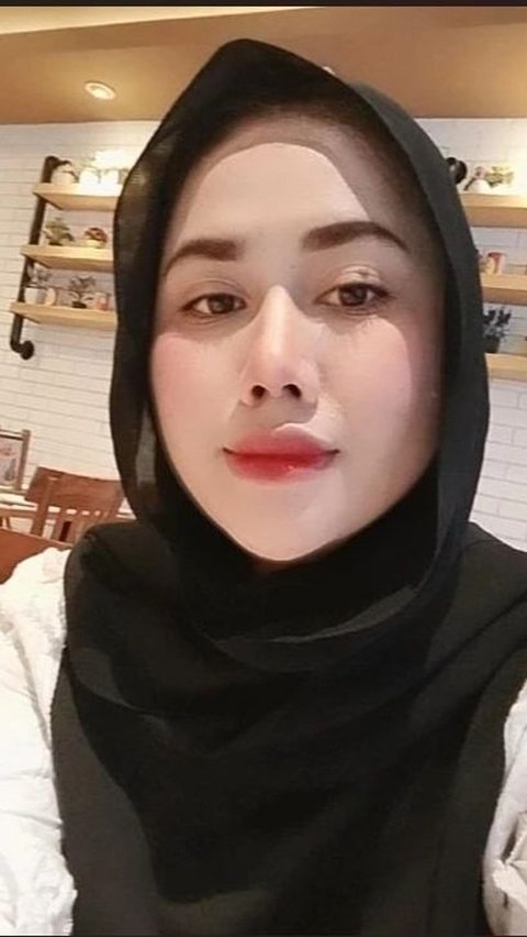 Tiara, who used to not wear a hijab, now looks even more beautiful with her hijab. She's really gorgeous, isn't she, Ginanjar's wife?
