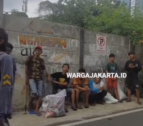 Viral Sekelompok Pemuda Tarik Pungli Modus Bersihkan Selokan, Endingnya Sesuai Harapan Netizen