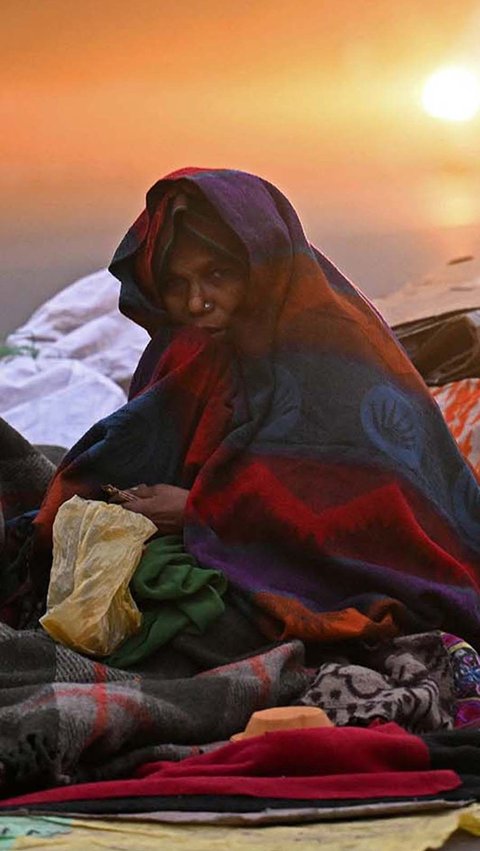 FOTO: Potret Tunawisma Tersiksa Suhu Dingin Menggigil di India