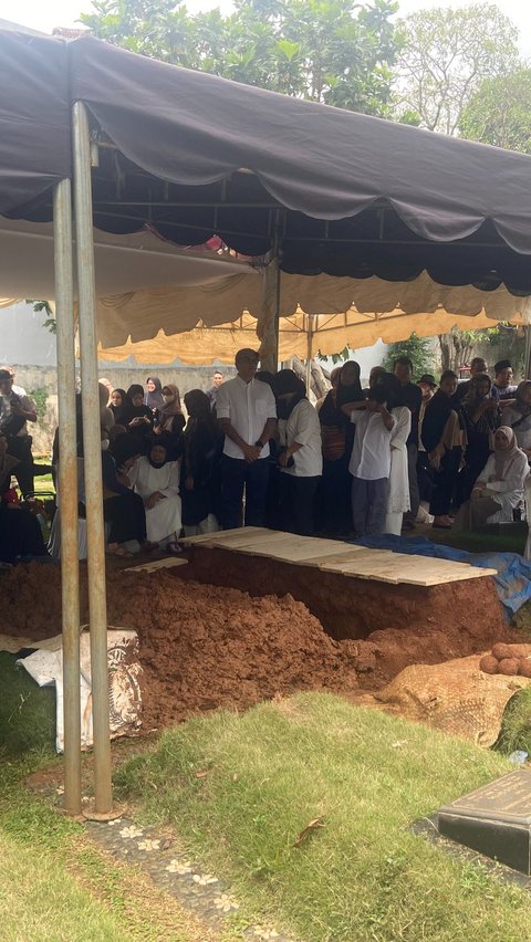 Jenazah Rizal Ramli Dikembumikan di TPU Jeruk Purut, Satu Liang Lahat dengan Istrinya