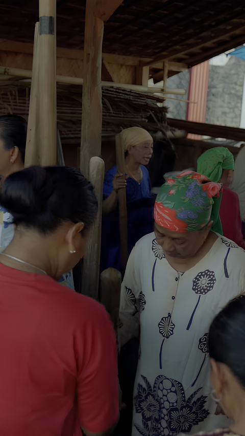 Hasilkan Empat Nada, Begini Uniknya Tradisi Menumbuk Padi oleh Ibu-ibu di Kampung Urug Bogor