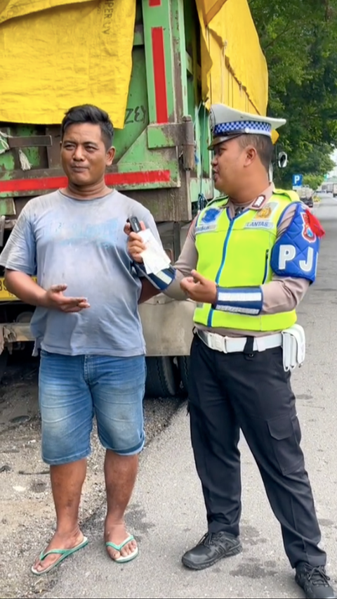 Sopir Truk Disetop Polisi karena Pakai Jalur Kanan di Tol, Bukannya Ditilang Malah Dikasih Hadiah<br>