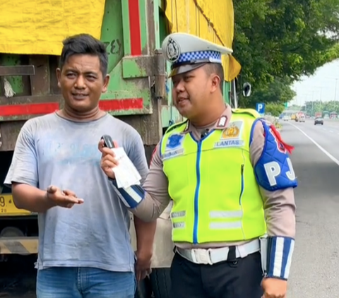 Sopir Truk Disetop Polisi karena Pakai Jalur Kanan di Tol, Bukannya Ditilang Malah Dikasih Hadiah