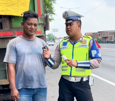 Sopir Truk Disetop Polisi karena Pakai Jalur Kanan di Tol, Bukannya Ditilang Malah Dikasih Hadiah