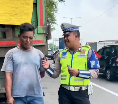 Sopir Truk Disetop Polisi karena Pakai Jalur Kanan di Tol, Bukannya Ditilang Malah Dikasih Hadiah