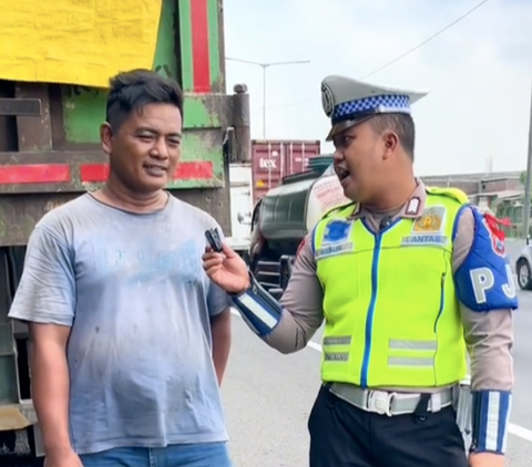 Sopir Truk Disetop Polisi karena Pakai Jalur Kanan di Tol, Bukannya Ditilang Malah Dikasih Hadiah